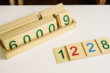Tablolar ahşap sayıda Montessori sınıfta matematik öğrenmek için.