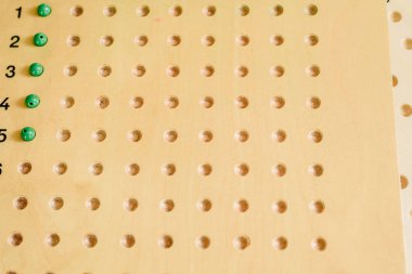 Ahşap kurulu olan sayıları sayma ve matematiksel işlemler yapmak öğrenmek için.