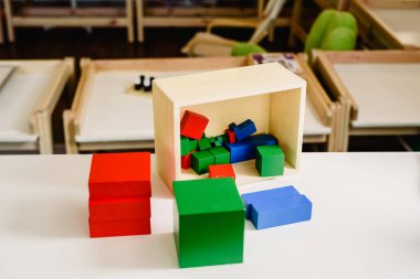 Kimse izole bir montessori Okulu duyusal sınıf için malzeme.