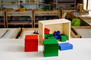 Kimse izole bir montessori Okulu duyusal sınıf için malzeme.