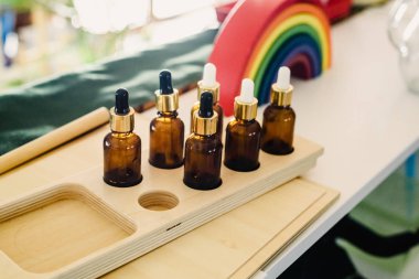 Kimse izole bir montessori Okulu duyusal sınıf için malzeme.