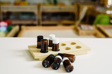 Kimse izole bir montessori Okulu duyusal sınıf için malzeme.