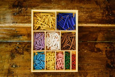 Renk boncuk merdiven, montessori sınıfta sayma