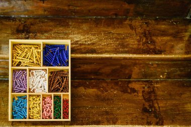 Renk boncuk merdiven, montessori sınıfta sayma