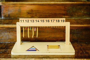 Montessori sınıfta sayma askı renk boncuk merdivenler için