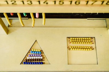 Montessori sınıfta sayma askı renk boncuk merdivenler için