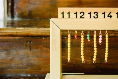 Montessori sınıfta sayma askı renk boncuk merdivenler için