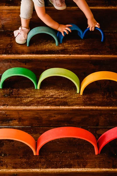 Niña Jugando Con Waldorf Montessori Arco Iris Varios Colores — Foto de Stock