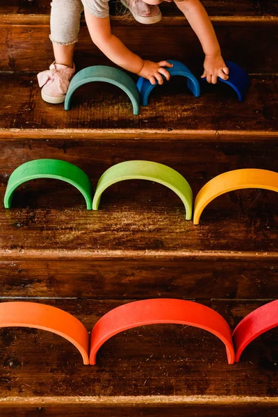 Niña Jugando Con Waldorf Montessori Arco Iris Varios Colores — Foto de Stock