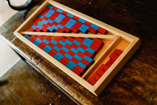 Spiel Zum Zählen Aus Blauem Und Rotem Holz Klassenzimmer Montessori — Stockfoto