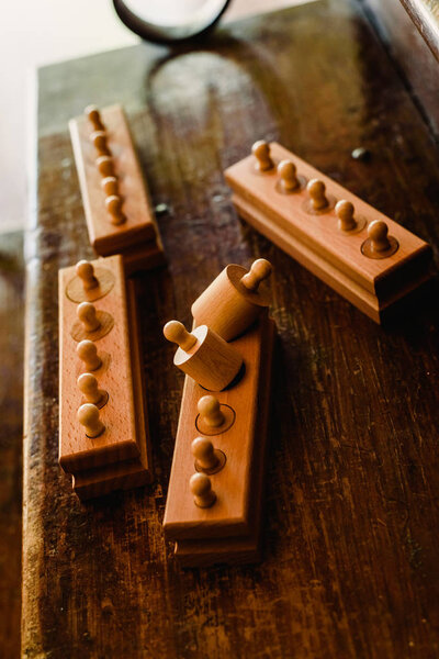 Материал для сенсорного класса Монтессори школы изолированы без кого-либо
.