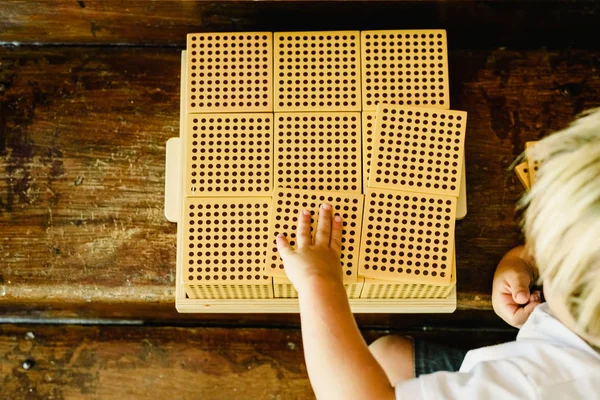 Manos Niño Manipulando Cubos Conteo Sobre Fondo Madera Aula Montessori — Foto de Stock