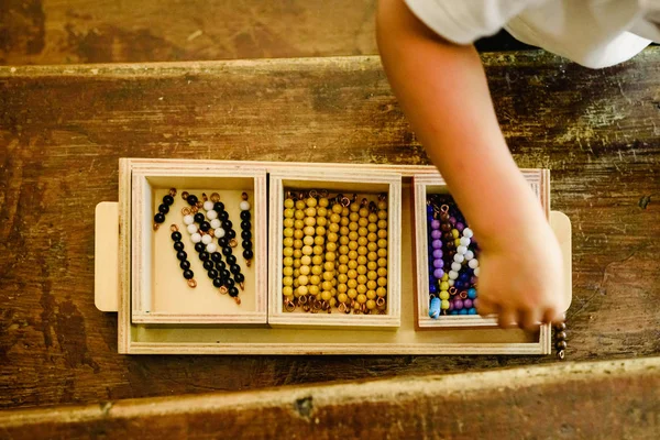 Manos Niño Manipulando Materiales Educativos Para Aprender Contar Aula Montessori — Foto de Stock