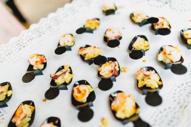 Bir düğünde bir tepsi üzerinde bir garson tarafından sunulan mezeler