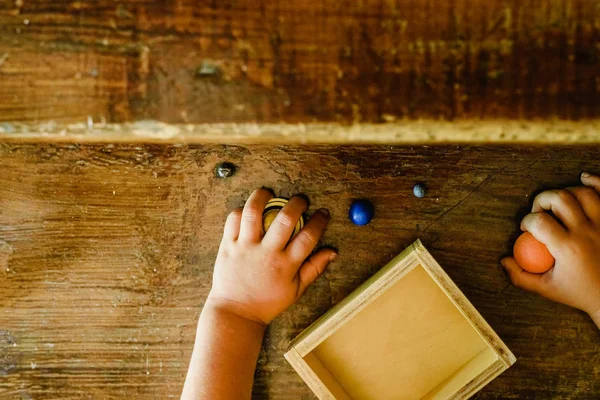 Kind Spielt Mit Kleinen Spielzeugplaneten Auf Altem Holztisch — Stockfoto