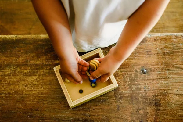 Niño Jugando Con Pequeños Planetas Juguete Una Vieja Mesa Madera — Foto de Stock