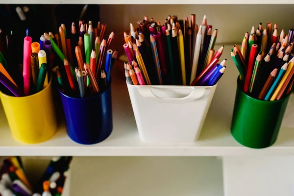 Lápices Colores Bolígrafo Completo Una Estantería Blanca — Foto de Stock