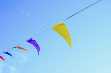 Gökyüzü arka plan metni yerleştirmek için renkli bayraklar