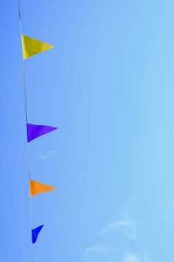 Gökyüzü arka plan metni yerleştirmek için renkli bayraklar
