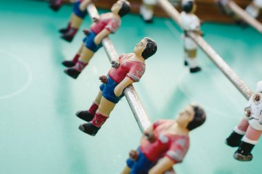 masa futbolu oynamak için bir retro langırt masası bebekler