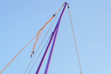 Tekne direkleri halatlar ve mavi arka plana sahip üst kısmı.