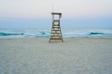 Cankurtaran watchtower gün batımında sahilde.