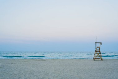 Cankurtaran watchtower gün batımında sahilde.