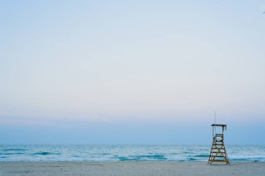 Cankurtaran watchtower gün batımında sahilde.