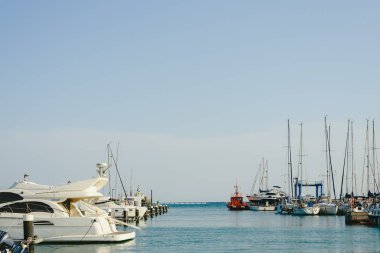 Bir marina içinde onların İskelesi, demirleyen tekneleri.