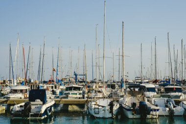 Bir marina içinde onların İskelesi, demirleyen tekneleri.