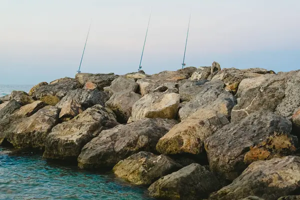 Sziklák Közelében Tenger Partján Nélkül Halászok Rögzített Horgászbot — Stock Fotó