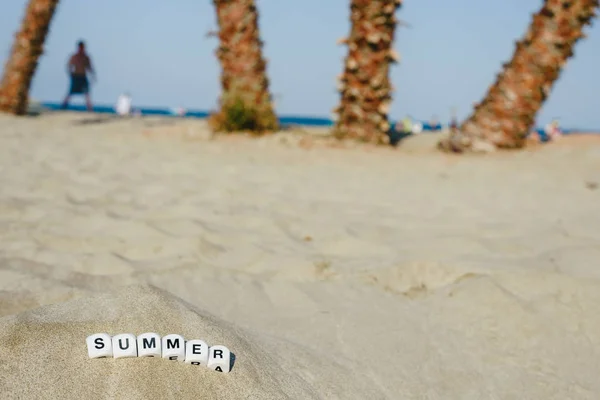 Conceito Verão Feito Com Dados Com Letras Areia Molhada Uma — Fotografia de Stock