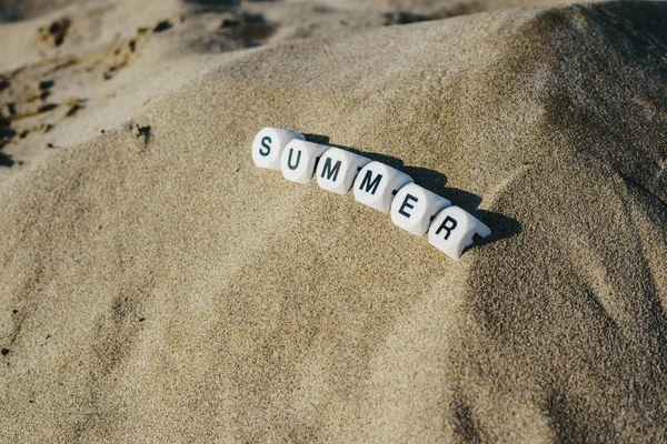 Concepto Verano Hecho Con Dados Con Letras Sobre Arena Mojada —  Fotos de Stock