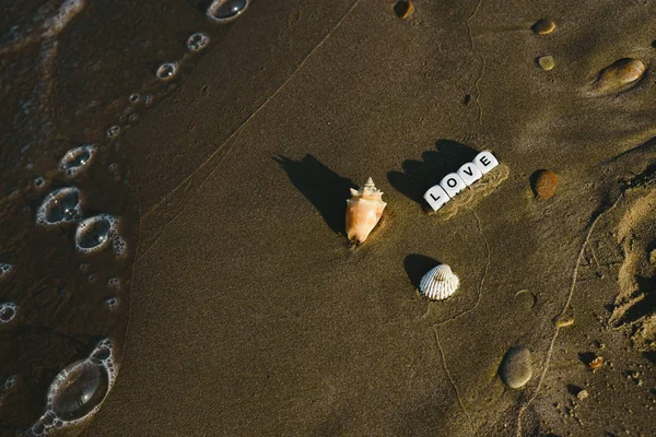 Concepto Amor Hecho Con Dados Con Letras Arena Mojada Una — Foto de Stock