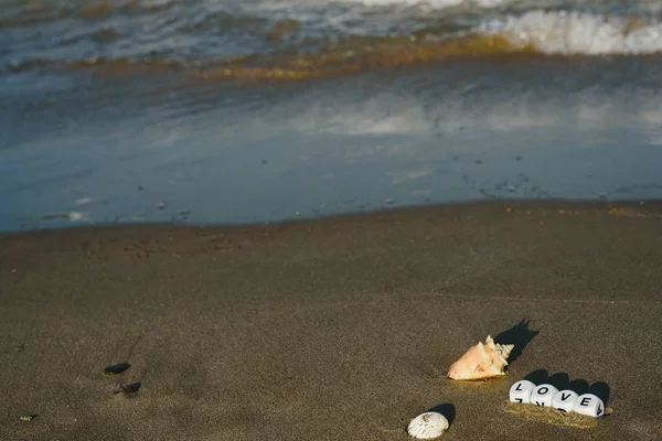 Älska Konceptet Med Tärningarna Med Bokstäver Den Våta Sanden Strand — Stockfoto