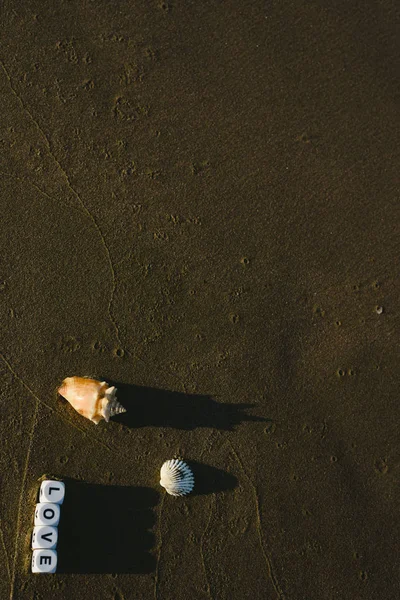 Conceito Amor Feito Com Dados Com Letras Areia Molhada Uma — Fotografia de Stock