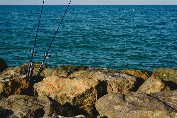 Рыболовные Стержни Прикреплены Скалам Морского Побережья Рыбаков — стоковое фото