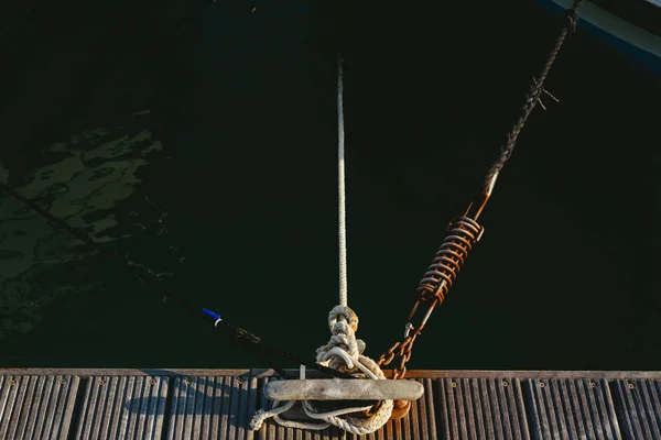 Touwen Afgemeerd Van Boten Een Jachthaven — Stockfoto