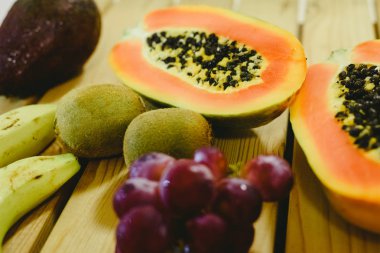 Grup meyve papaya, üzüm, kivi ve muz