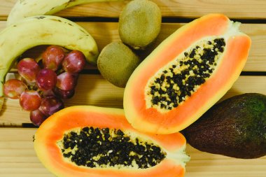 Grup meyve papaya, üzüm, kivi ve muz