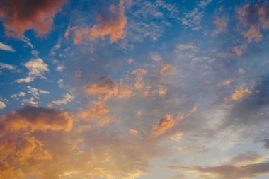 Turuncu tonları arkasında dağlar ve derin mavi gökyüzü güneş güzel gün batımı