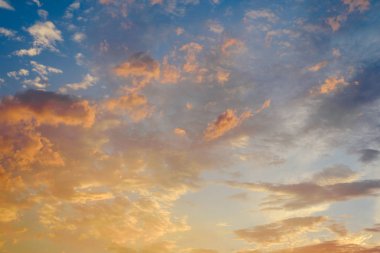 Turuncu tonları arkasında dağlar ve derin mavi gökyüzü güneş güzel gün batımı