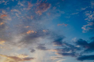 Turuncu tonları arkasında dağlar ve derin mavi gökyüzü güneş güzel gün batımı