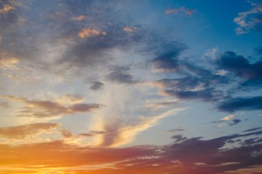 Turuncu tonları arkasında dağlar ve derin mavi gökyüzü güneş güzel gün batımı