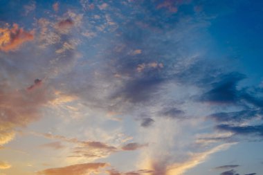 Turuncu tonları arkasında dağlar ve derin mavi gökyüzü güneş güzel gün batımı