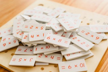 Montessori sınıf malzeme için matematik, toplama, çıkarma ve ilâ binlerce sayma alan çocuklarda öğrenme 
