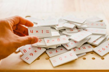 Montessori sınıf malzeme için matematik, toplama, çıkarma ve ilâ binlerce sayma alan çocuklarda öğrenme 