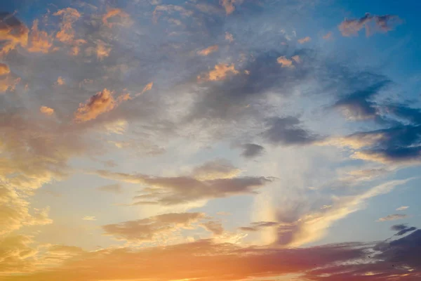 Wunderschöner Sonnenuntergang Mit Der Sonne Orangen Tönen Hinter Den Bergen — Stockfoto