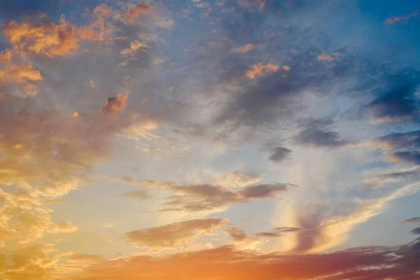 Wunderschöner Sonnenuntergang Mit Der Sonne Orangen Tönen Hinter Den Bergen — Stockfoto