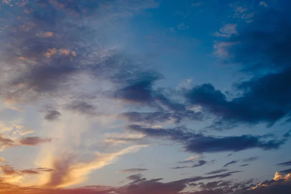 Prachtige Zonsondergang Met Zon Van Oranje Tinten Achter Bergen Diepblauwe — Stockfoto